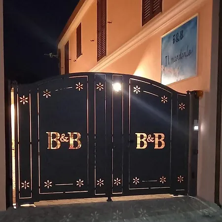 לינה וארוחת בוקר Il Mandorlo 3*